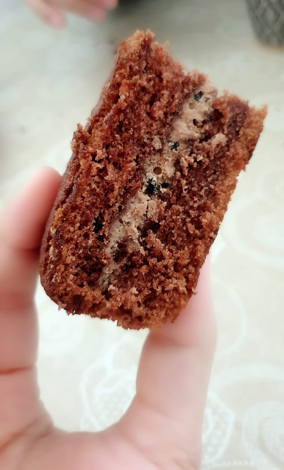 Io avendo un compagno che ama tutto ciò che riguarda il cioccolato ho aspettato che si raffreddasse un pochino, l'ho divisa in 2 parti e messo una crema di Milka e Oreo sciolti.